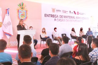 Entrega Evelyn Salgado Pineda equipo sanitizante para 73 casas del estudiante