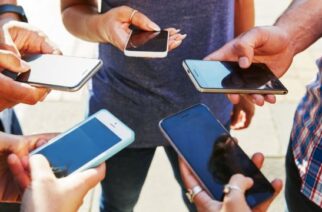 “Nos estamos perdiendo la vida real”: la gente que decide deshacerse de su teléfono inteligente