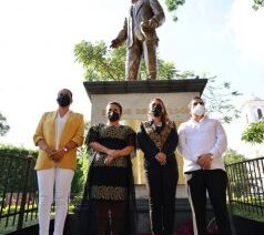 Devela Evelyn Salgado y Norma Otilia Hernández el monumento del General Nicolás Bravo rueda en el zócalo de Chilpancingo