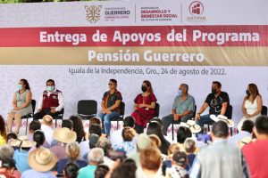 Entrega Evelyn Salgado apoyos del programa “Pensión Guerrero” a la zona norte en Iguala