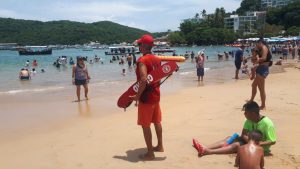 Implementa Gobierno del Estado operativo salvavidas en playas de Acapulco