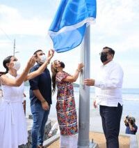 Evelyn Salgado iza bandera blue flag en playa de Zihuatanejo