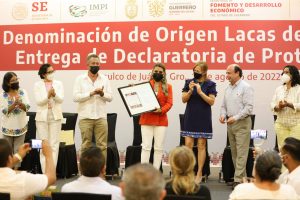 Recibe la gobernadora Evelyn Salgado la denominación de origen lacas de Olinalá