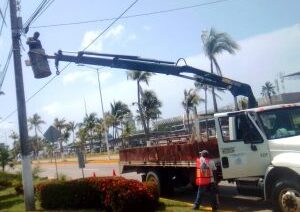 Rehabilita Gobierno de Guerrero iluminación en zona de aeropuerto de Acapulco