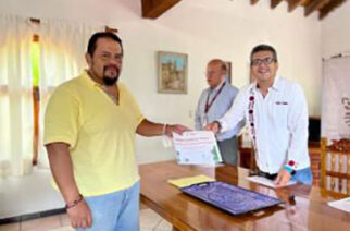 Entrega SECTUR Guerrero a empresarios de Taxco constancias del registro estatal de turismo