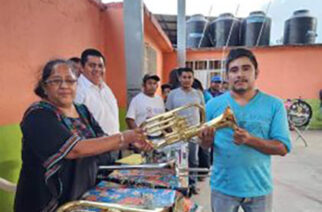 Entrega titular de SAIA instrumentos musicales a habitantes de Atzacoaloya