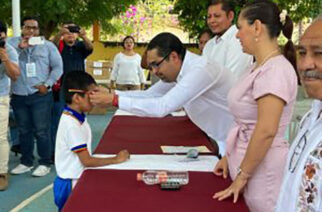 SEG a través del programa “ver bien para aprender mejor”, entrega lentes a estudiantes de la Costa Grande