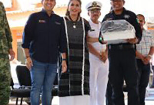 Entrega Evelyn Salgado patrullas, equipo y uniformes a personal de seguridad pública de Zihuatanejo