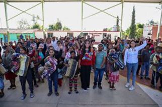 Entrega presidenta del DIF Guerrero, Liz Salgado cobijas y cobertores del programa “Cobijando Guerrero” a familias de la Sierra de Guerrero