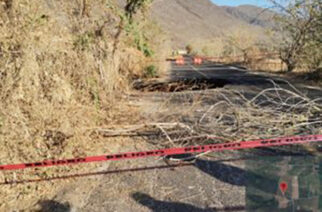 Atiende y rehabilita Gobierno del Estado socavón en carretera Huamuxtitlán-Cualac, en la Región de la Montaña