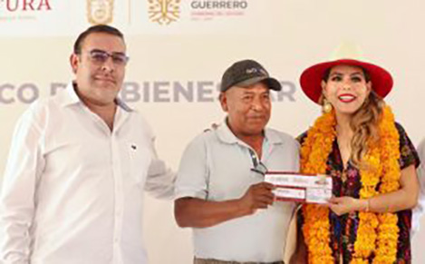 Entrega Evelyn Salgado tarjetas de banco del programa producción para el bienestar 2023 en Chilapa