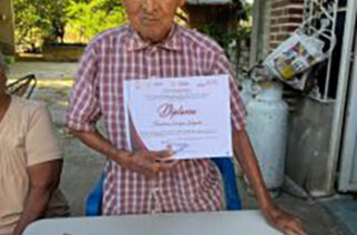 Campesino de Cocula concluye su educación secundaria a los 99 años de edad