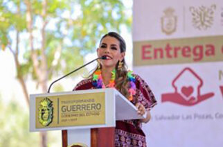 Entrega Evelyn Salgado apoyos del programa mejoramiento de vivienda e inaugura el camino San José Mogollón-Carrera Larga, en Coyuca de Benítez