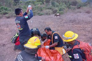 Personal de la SGIRPCGRO rescatan a una persona que cayó a un barranco en Jaleaca de Catalán