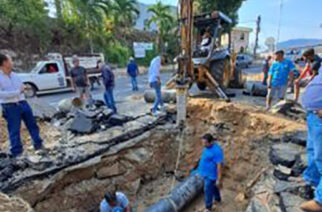 Atiende Gobierno estatal de manera emergente fuga de agua en la Av. Escénica de Acapulco