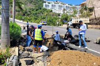 Brinda Cicaeg y Capama atención inmediata a fuga de agua y socavón en la avenida Escénica de Acapulco