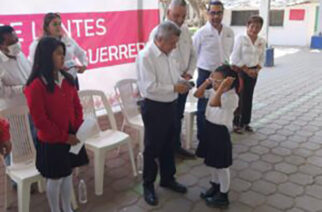 Entregan lentes gratuitos del programa “Ver bien para Aprender Mejor” a estudiantes del municipio de Tixtla