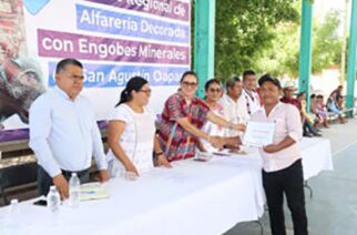 Premian a 19 artesanas y artesanos del XV Concurso de Alfarería Decorada con Engobes Minerales, de San Agustín Oapan