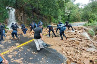 Personal de la Policía Estatal brinda apoyo en las labores de restauración de vías terrestres sobre el tramo carretero tierra Colorada – Acapulco