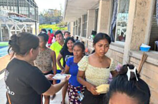 Cocina comunitaria instalada en la Escuela Técnica 152 en el Cayaco de Acapulco, continúa brindando servicios de alimentación y agua a las personas que habitan la zona