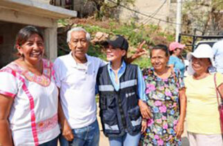 Entrega Evelyn Salgado apoyos humanitarios en la colonia Ex Campo de Tiro