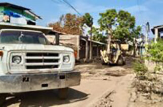 Siguiendo las instrucciones de la Gobernadora Evelyn Salgado Pineda personal del IGIFE continúan con limpieza y retiro escombros en calles de Coyuca de Benítez