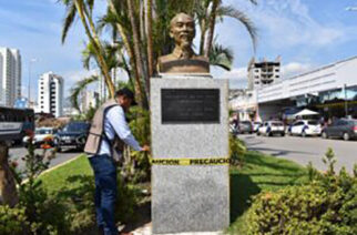 La Secretaría de Cultura implementa acciones de restauración de esculturas, bustos y monumentos en Acapulco tras el paso de “Otis”