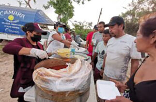 Personal del gobierno estatal continúa con la entrega de alimentos y agua de garrafón en el Hospital Donato G. Alarcón