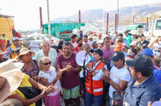 Continúa Evelyn Salgado apoyando a familias damnificadas por “Otis” de Puerto Marqués