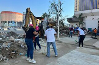 Secretaría de Turismo Guerrero realizan labores de limpieza con maquinaria en la zona dorada de Acapulco