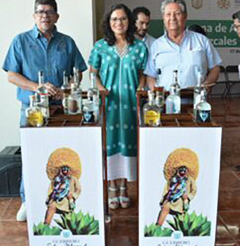 Entrega la Sefodeco 21 apoyos por un monto de 2 millones de pesos a productoras y productores de Mezcal